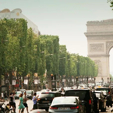 Urban Flat 09 - Stylish Triplex Champs-elysees * Parijs